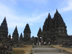 Kerajaan Hindu Budha di Indonesia_ Sejarah, Pengaruh, dan Warisan Budaya Nusantara