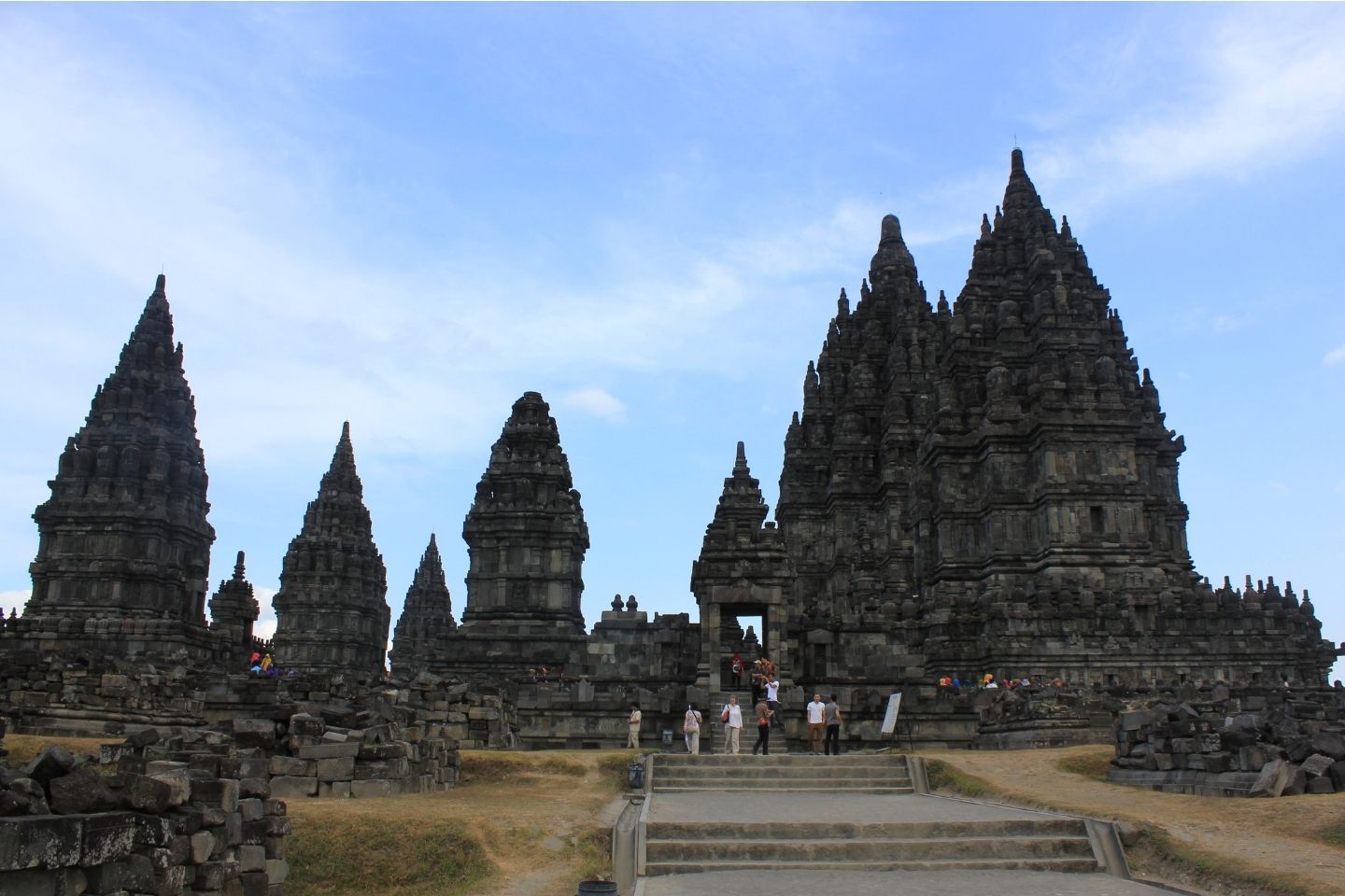 Kerajaan Hindu Budha di Indonesia_ Sejarah, Pengaruh, dan Warisan Budaya Nusantara