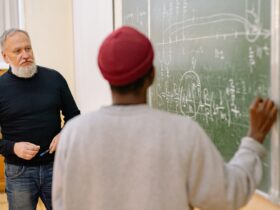 Manakah Pernyataan yang Paling Tepat Mengenai Hubungan Antara Gaya Belajar dan Tahapan dalam Model?