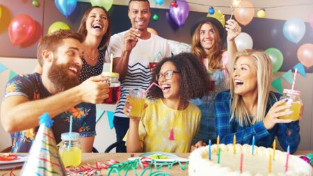 Ekstrovert Adalah: Pengertian, Ciri, Kelebihan, dan Cara Mengembangkannya