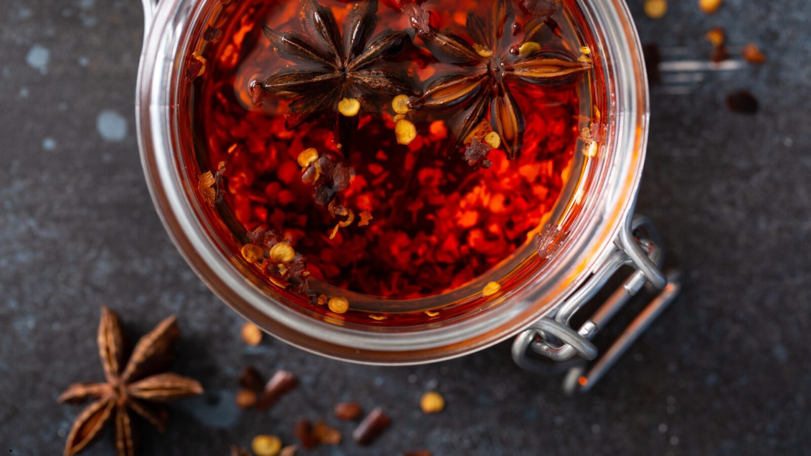 Resep Chili Oil Rumahan: Cara Membuat Minyak Cabai Pedas, Wangi, dan Tahan Lama