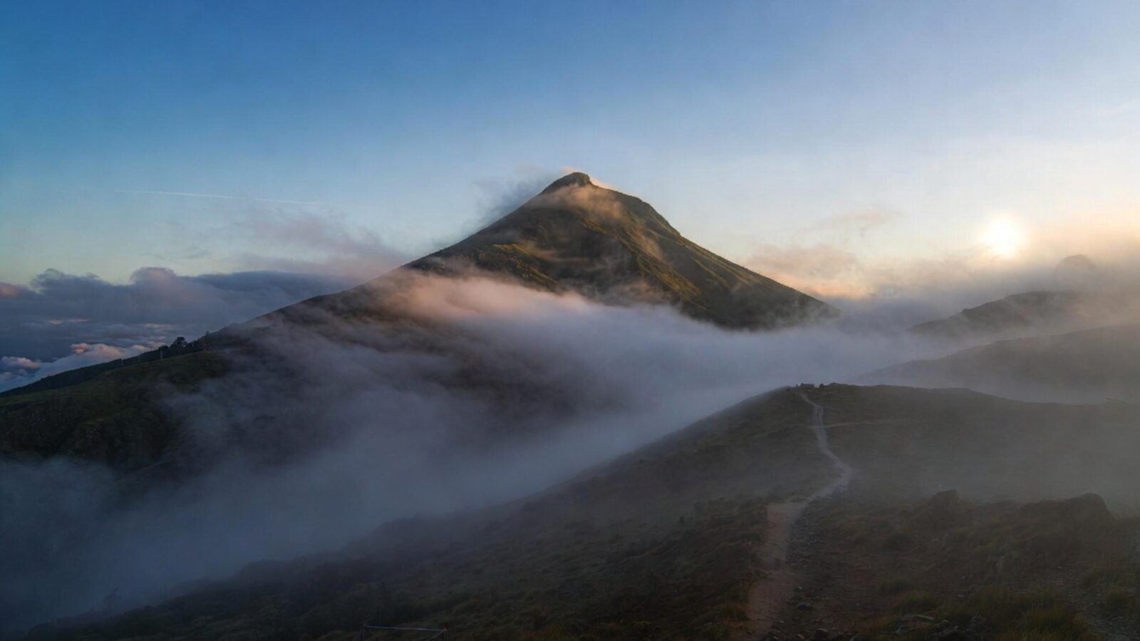 Gunung Prau Tinggi MDPL, Jalur Pendakian, dan Tips Naik yang Aman
