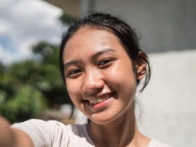 Prompt Gemini AI untuk Foto Wanita Sendiri yang Natural dan Realistis