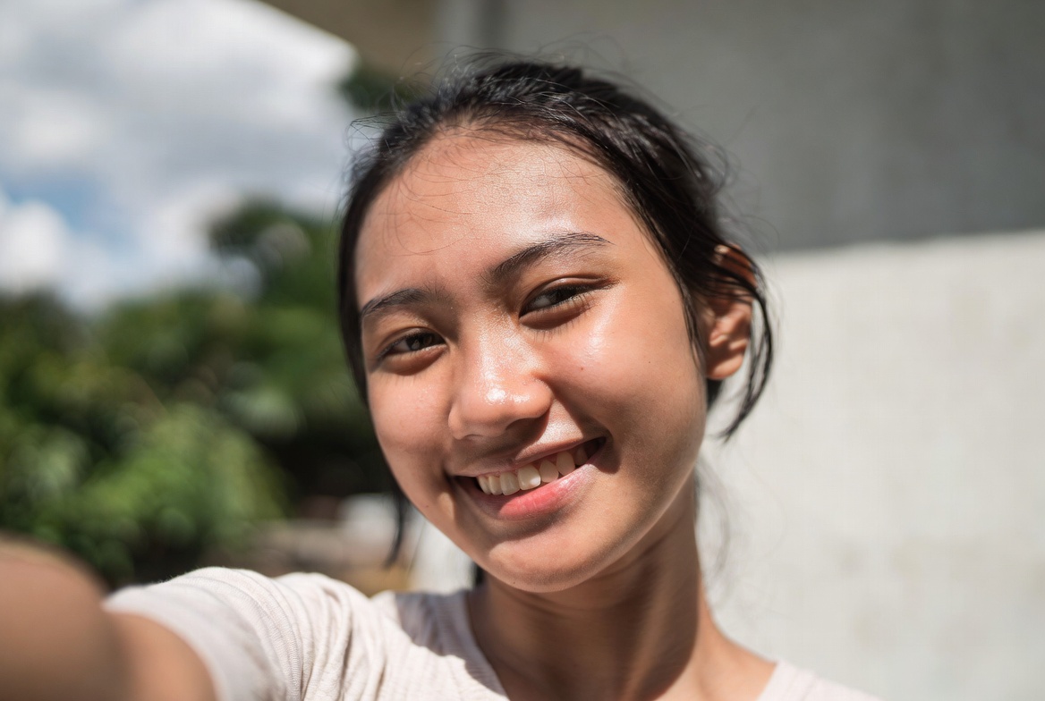 Prompt Gemini AI untuk Foto Wanita Sendiri yang Natural dan Realistis
