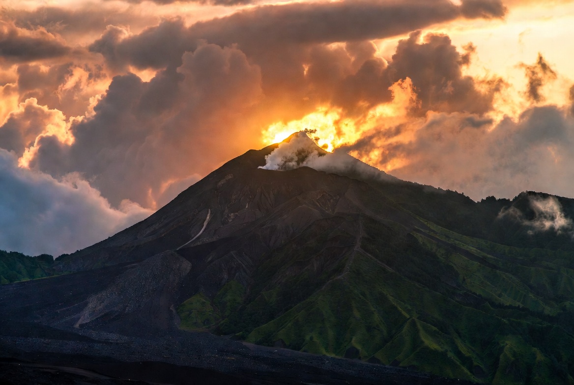 Gunung Berapi di Indonesia Daftar Lengkap, Status Aktif dan Bahayanya