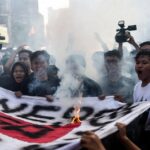 Aktivis HMI Bakar Bendera PDIP yang Menjadi Sorotan Media